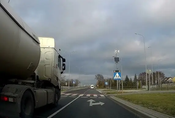 Czy w przedstawionej sytuacji, przy zachowaniu zwiększonej uwagi, wolno Ci wyprzedzić poprzedzający pojazd z jego prawej strony ?